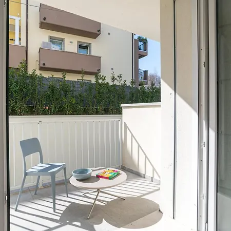 Guesthost - Flat 100m From With Swimming Pool Appartement Peschiera del Garda