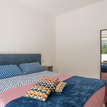 Guesthost - Flat 100m From With Swimming Pool