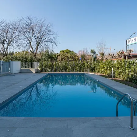 Guesthost - Flat 100m From With Swimming Pool Appartement