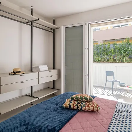 Guesthost - Flat 100m From With Swimming Pool
