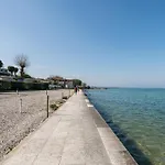 Guesthost - Flat 100m From With Swimming Pool