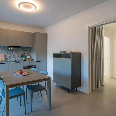 Guesthost - Flat 100m From With Swimming Pool * ペスキエーラ・デル・ガルダ